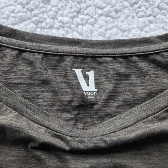Vuori performance pocket tee in a dark heather green or olive Oversized - Picture 2 of 7